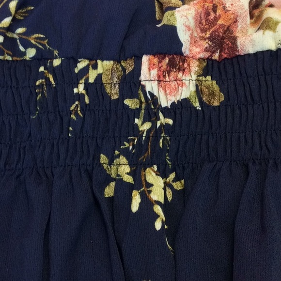 FINAL SALE PRICE Like-New Zipper Accent Peplum Floral Tunic - Picture 4 of 4